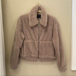 UO Cropped Teddy jacket in light gray ✨